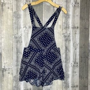 DIVIDED by‎ H&M blue paisley handkerchief print romper w/ adjustable straps. GUC